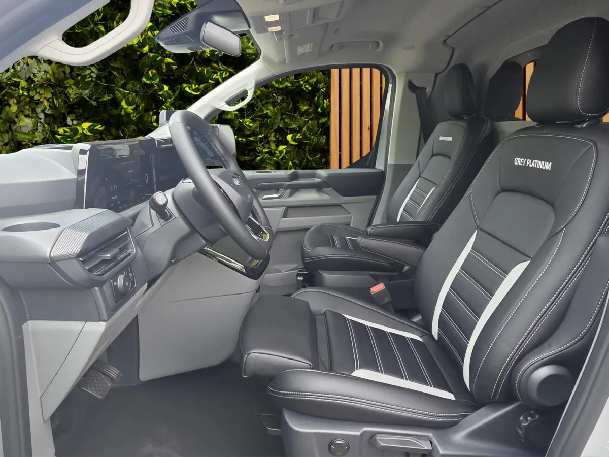 Dubbel Cab. Grey Platinum | Leer | Spoilerpakket | Striping | AGR | Zwarte Accenten | Excl. sierstrippen carrosseriezijde
