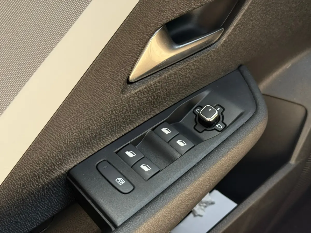 1.2 Turbo Hybrid Business Edition Trekhaak afneembaar | Keyless | Achteruitrij camera | Adeptieve cruise control | Stoelverwarming | AGR Comfort stoelen | Apple carplay & Android auto
