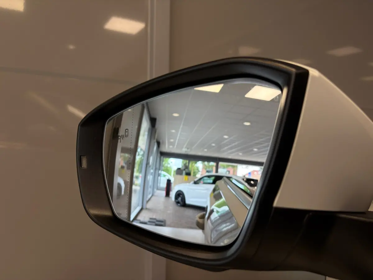 R-Line 1.5TSi DSG | Navigatie | Camera | 19" BI-color velgen | 2x R-line |