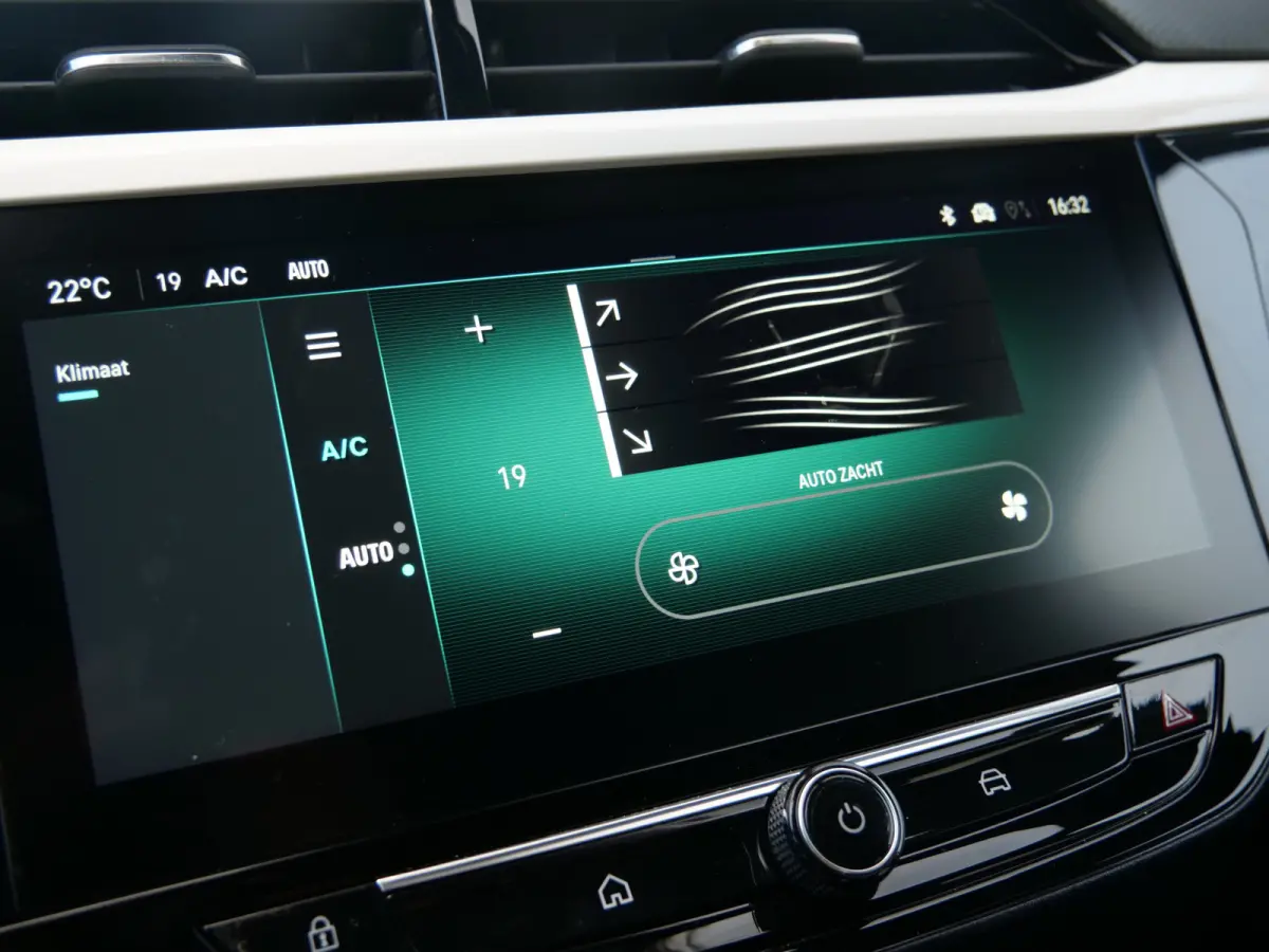 1.2 GS Line 100Pk Camera / Apple Carplay / Climate Control / Cruise control