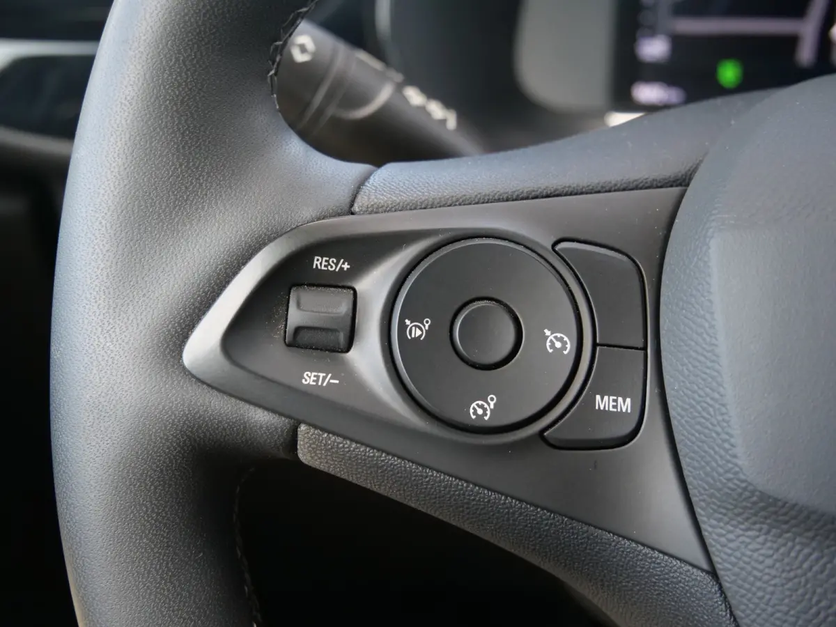 1.2 GS Line 100Pk Camera / Apple Carplay / Climate Control / Cruise control
