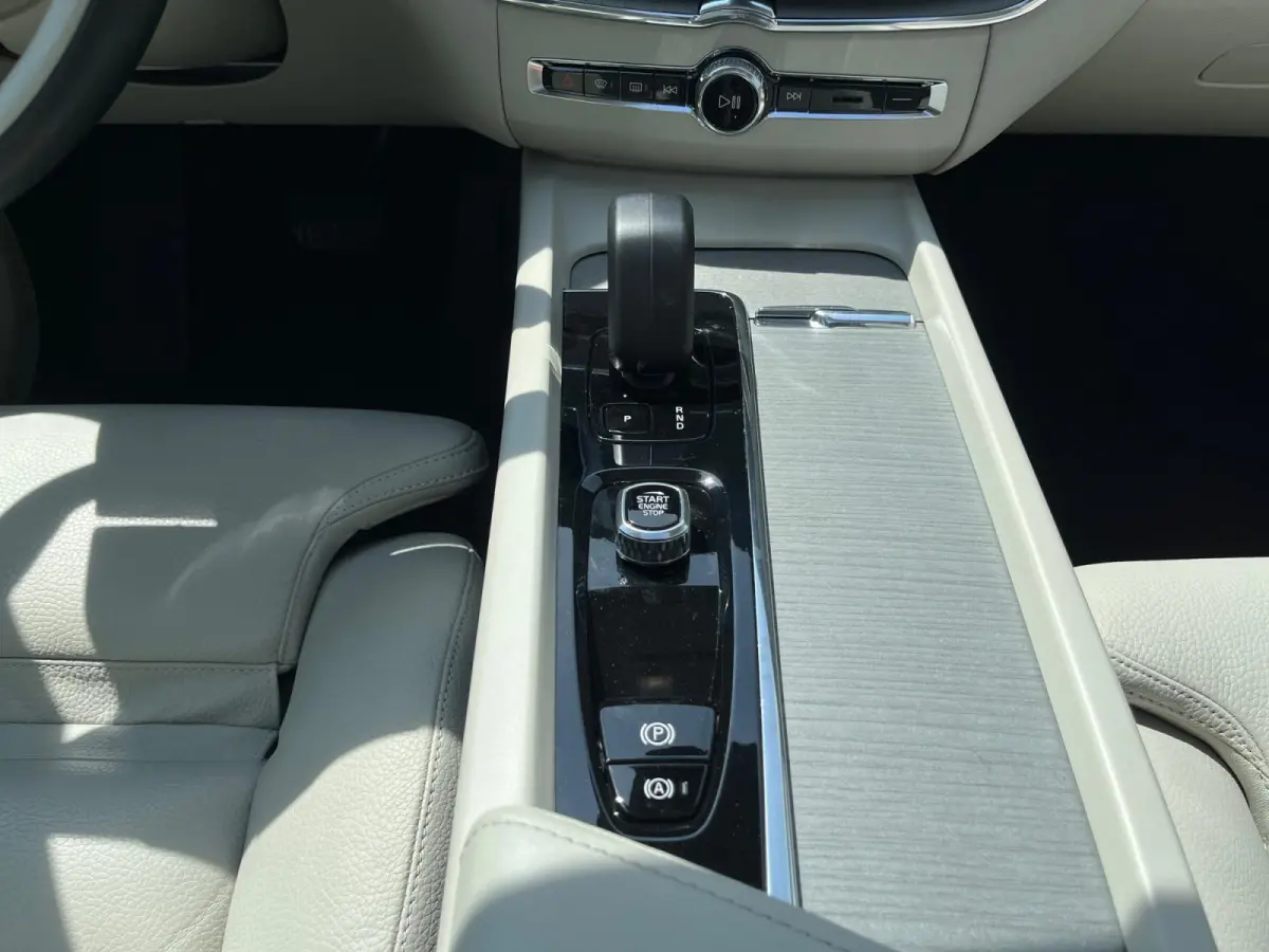 2.0 T8 Plug-in hybrid AWD Ultra Black Edition