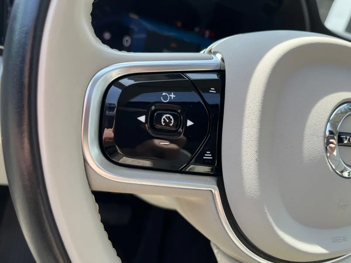 2.0 T8 Plug-in hybrid AWD Ultra Black Edition