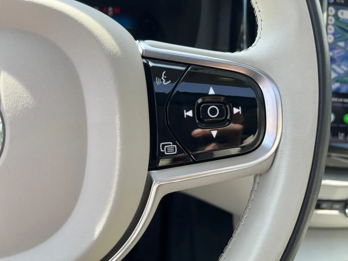 2.0 T8 Plug-in hybrid AWD Ultra Black Edition