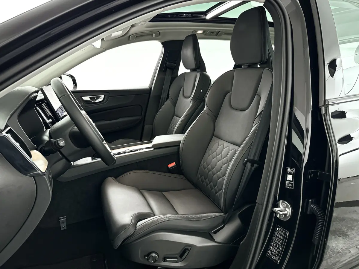T6 Plug-in hybrid AWD Ultra Dark | SOH 100% | Panoramadak | 360° camera | Harman Kardon | Head-up Display | Stoel- en Stuurverwarming | Trekhaak