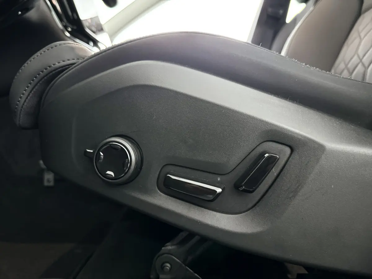 T6 Plug-in hybrid AWD Ultra Dark | SOH 100% | Panoramadak | 360° camera | Harman Kardon | Head-up Display | Stoel- en Stuurverwarming | Trekhaak