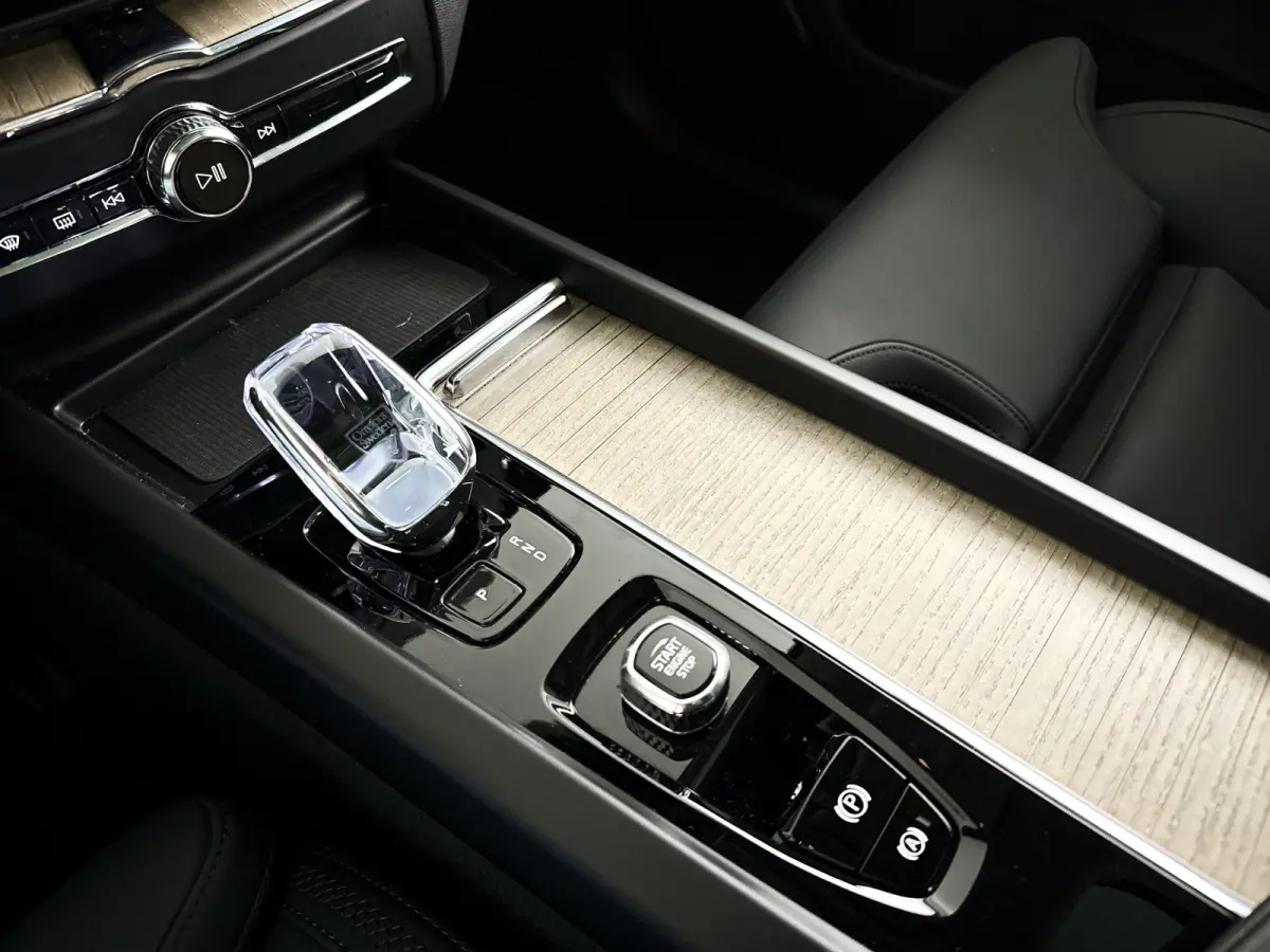 T6 Plug-in hybrid AWD Ultra Dark | SOH 100% | Panoramadak | 360° camera | Harman Kardon | Head-up Display | Stoel- en Stuurverwarming | Trekhaak