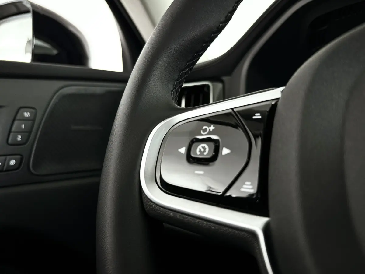 T6 Plug-in hybrid AWD Ultra Dark | SOH 100% | Panoramadak | 360° camera | Harman Kardon | Head-up Display | Stoel- en Stuurverwarming | Trekhaak