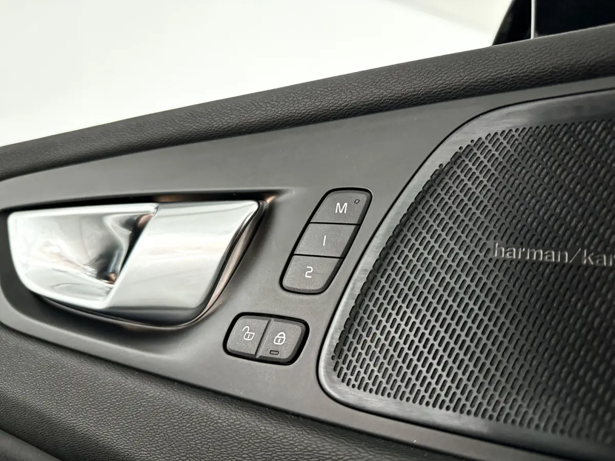 T6 Plug-in hybrid AWD Ultra Dark | SOH 100% | Panoramadak | 360° camera | Harman Kardon | Head-up Display | Stoel- en Stuurverwarming | Trekhaak