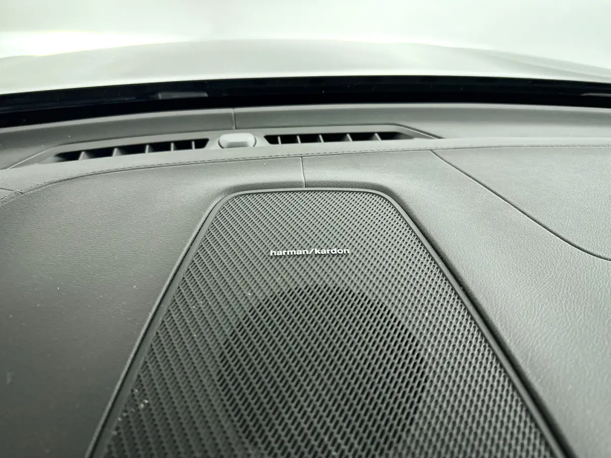 T6 Plug-in hybrid AWD Ultra Dark | SOH 100% | Panoramadak | 360° camera | Harman Kardon | Head-up Display | Stoel- en Stuurverwarming | Trekhaak