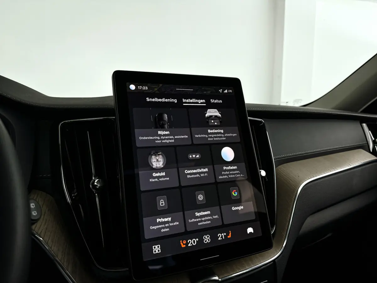 T6 Plug-in hybrid AWD Ultra Dark | SOH 100% | Panoramadak | 360° camera | Harman Kardon | Head-up Display | Stoel- en Stuurverwarming | Trekhaak