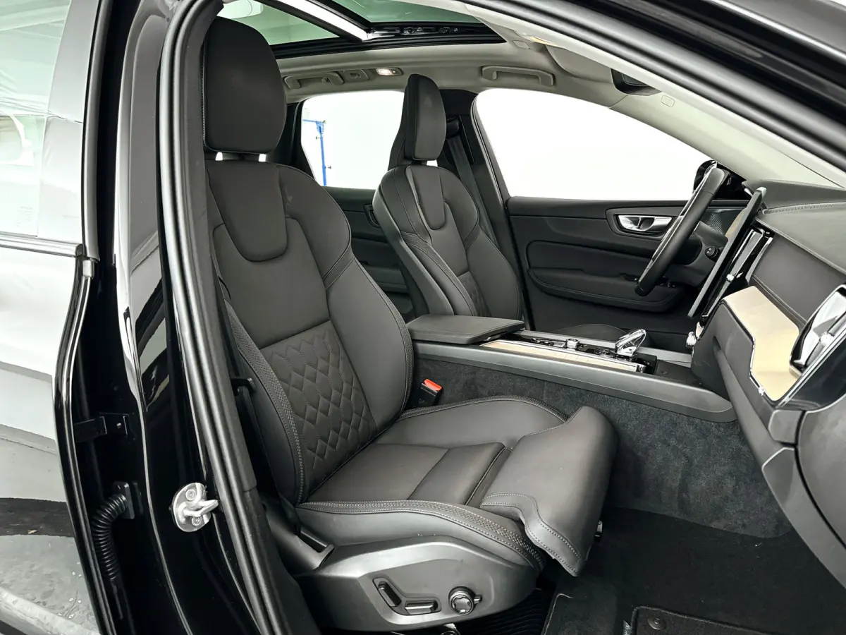 T6 Plug-in hybrid AWD Ultra Dark | SOH 100% | Panoramadak | 360° camera | Harman Kardon | Head-up Display | Stoel- en Stuurverwarming | Trekhaak