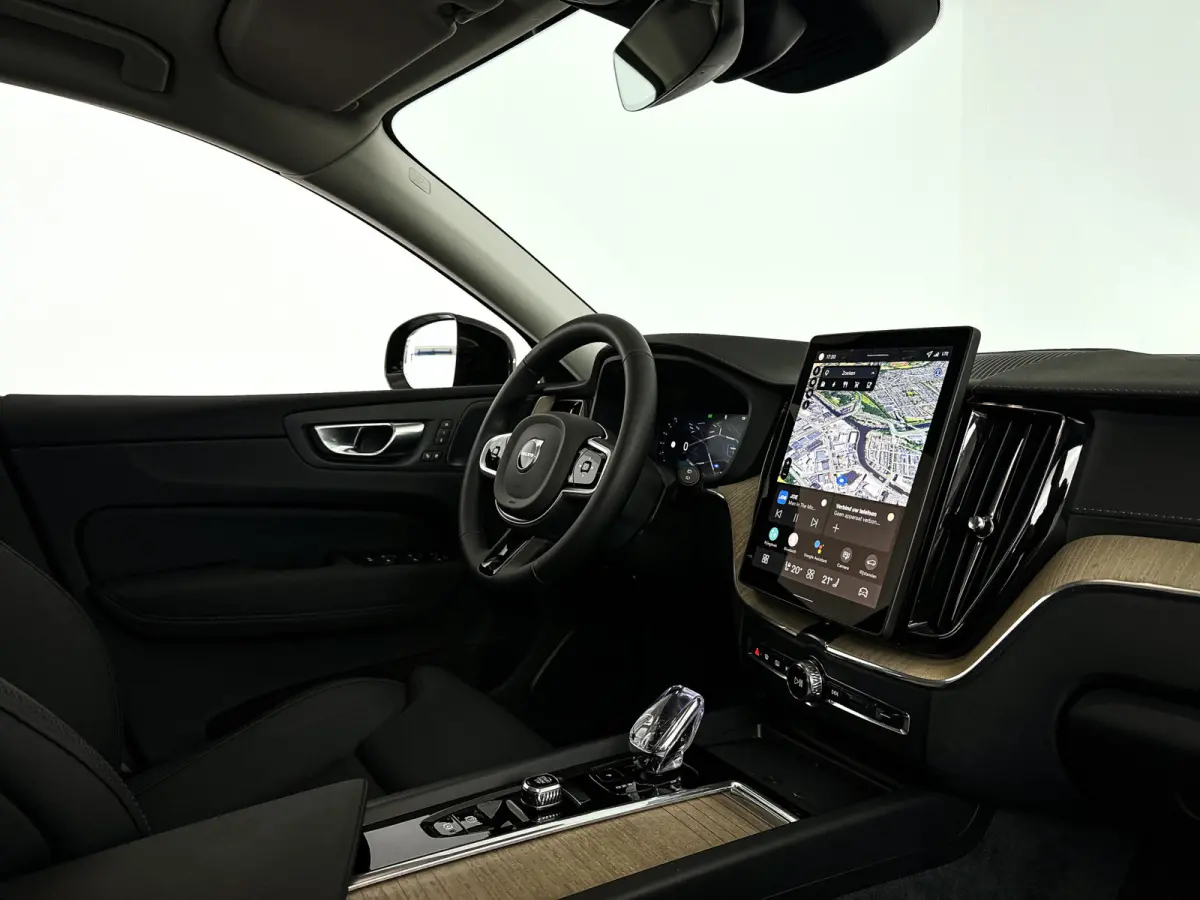 T6 Plug-in hybrid AWD Ultra Dark | SOH 100% | Panoramadak | 360° camera | Harman Kardon | Head-up Display | Stoel- en Stuurverwarming | Trekhaak