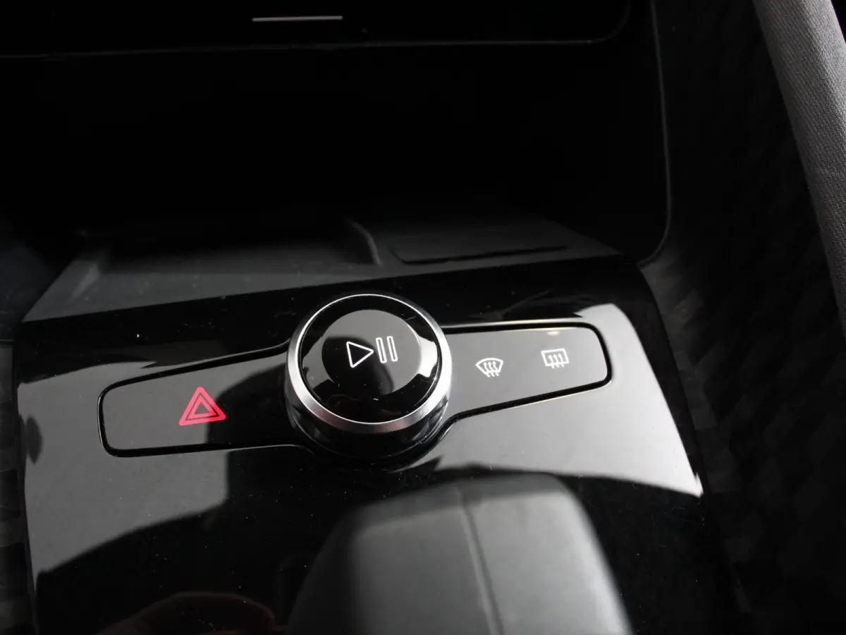 Standard Range Single Motor 69 kWh DEMO ! 360* Camera Dab Led Verwarmde voorstoelen Navigatie Apple Carplay/Android Auto Climate Control Parkeer sensoren Panoramadak Keyless Stuurverwarming