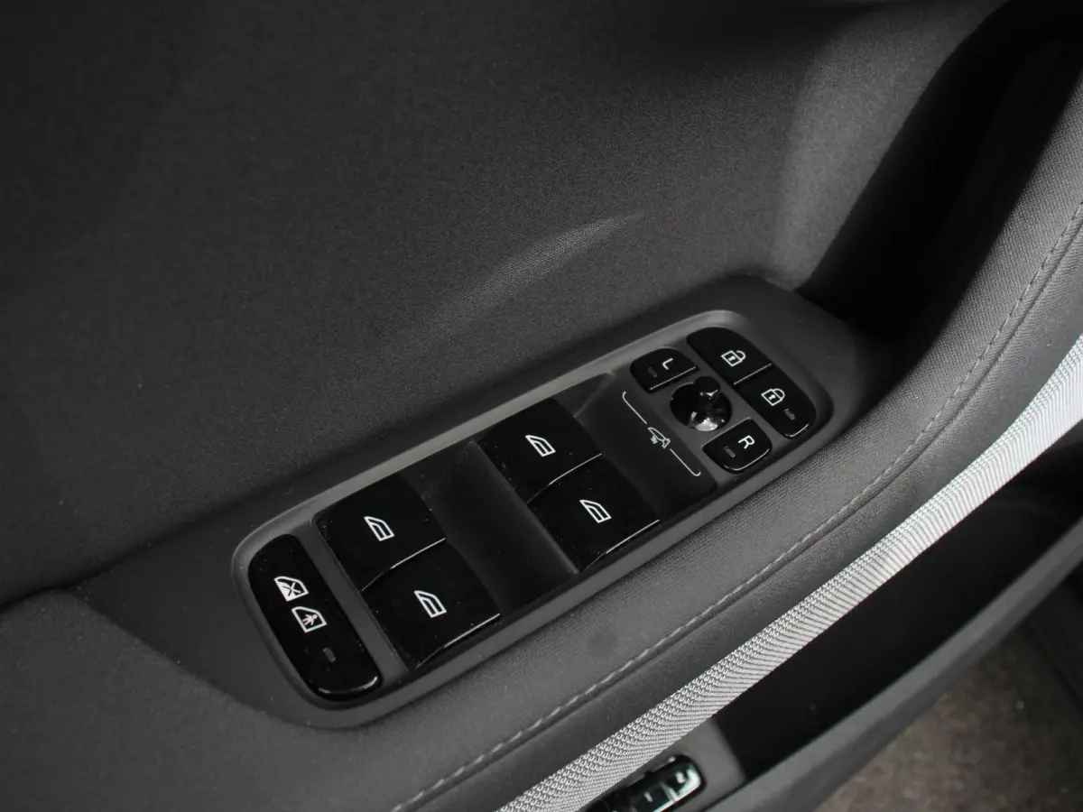 Standard Range Single Motor 69 kWh DEMO ! 360* Camera Dab Led Verwarmde voorstoelen Navigatie Apple Carplay/Android Auto Climate Control Parkeer sensoren Panoramadak Keyless Stuurverwarming