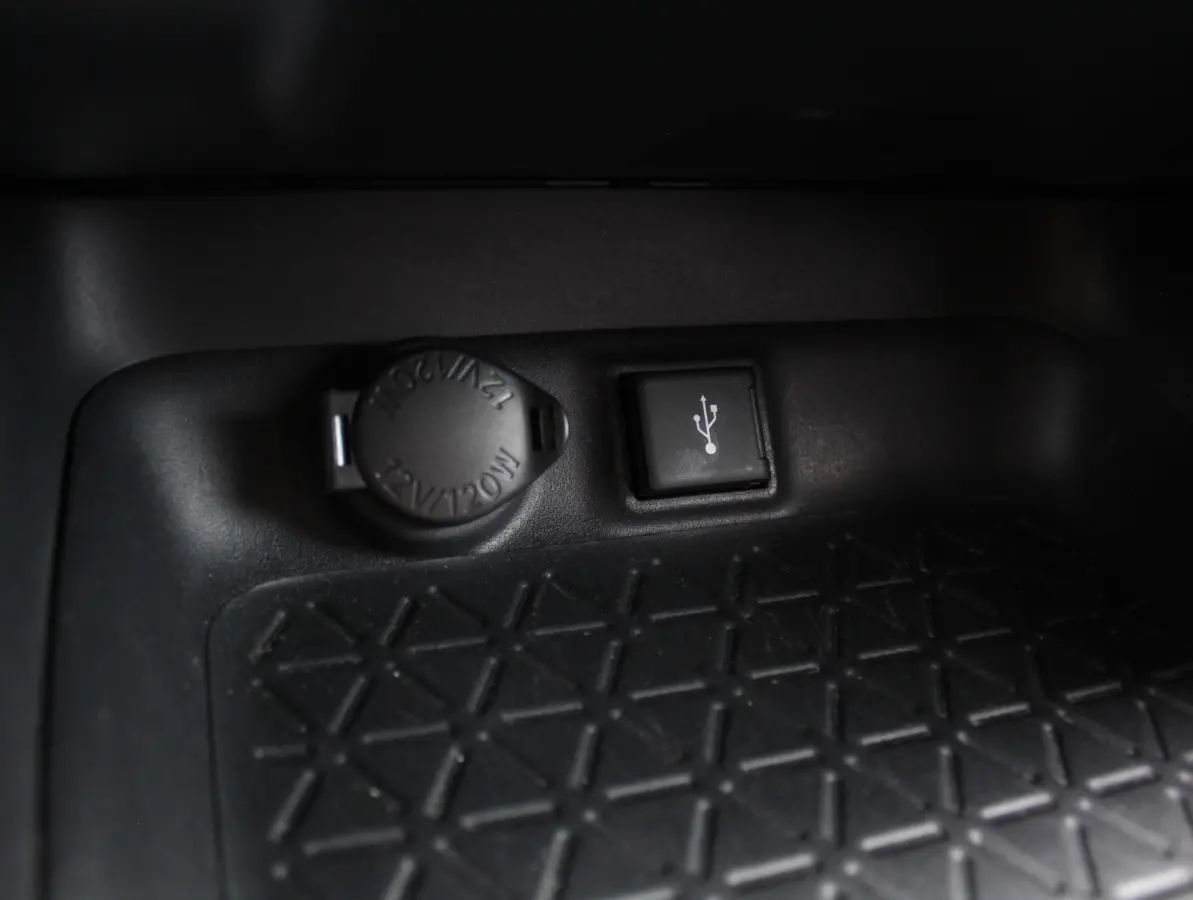 2.5 Hybrid Dynamic CLIMATE | ADAPCRUISE | NAVI | CARPLAY | DAB | LED | CAMERA | ELECAKLEP | LMV18