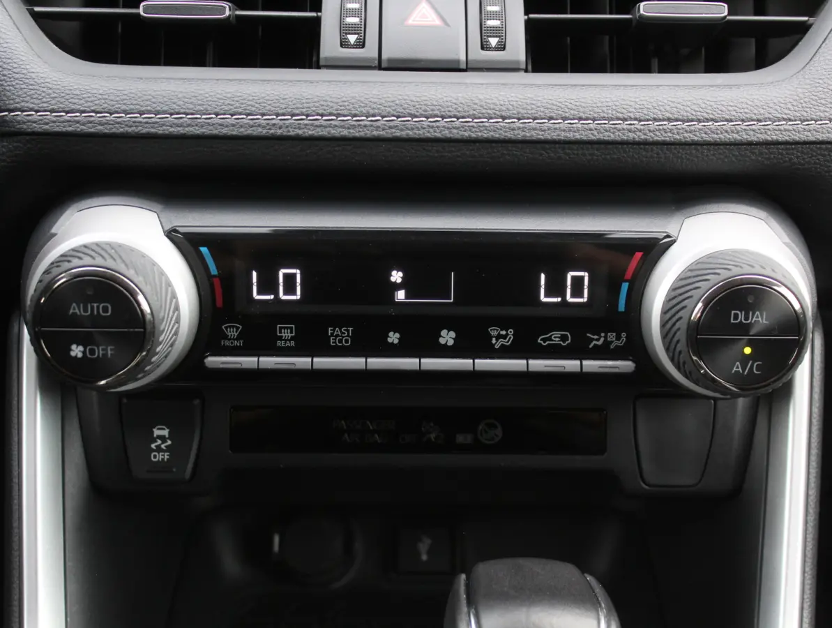2.5 Hybrid Dynamic CLIMATE | ADAPCRUISE | NAVI | CARPLAY | DAB | LED | CAMERA | ELECAKLEP | LMV18