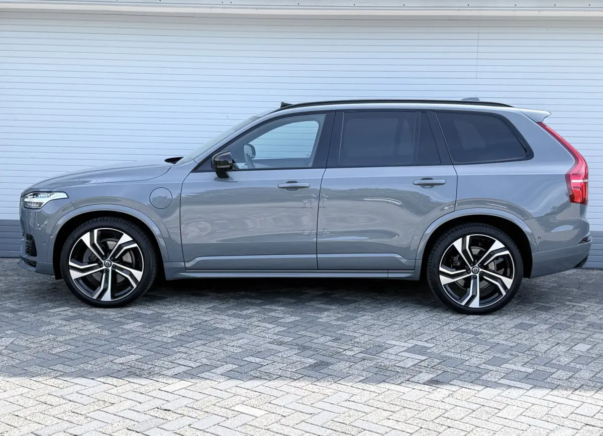 2.0 T8 Recharge AWD Ultimate Dark|LUCHTV.|B&W|PANO|T.HAAK|22 INCH|
