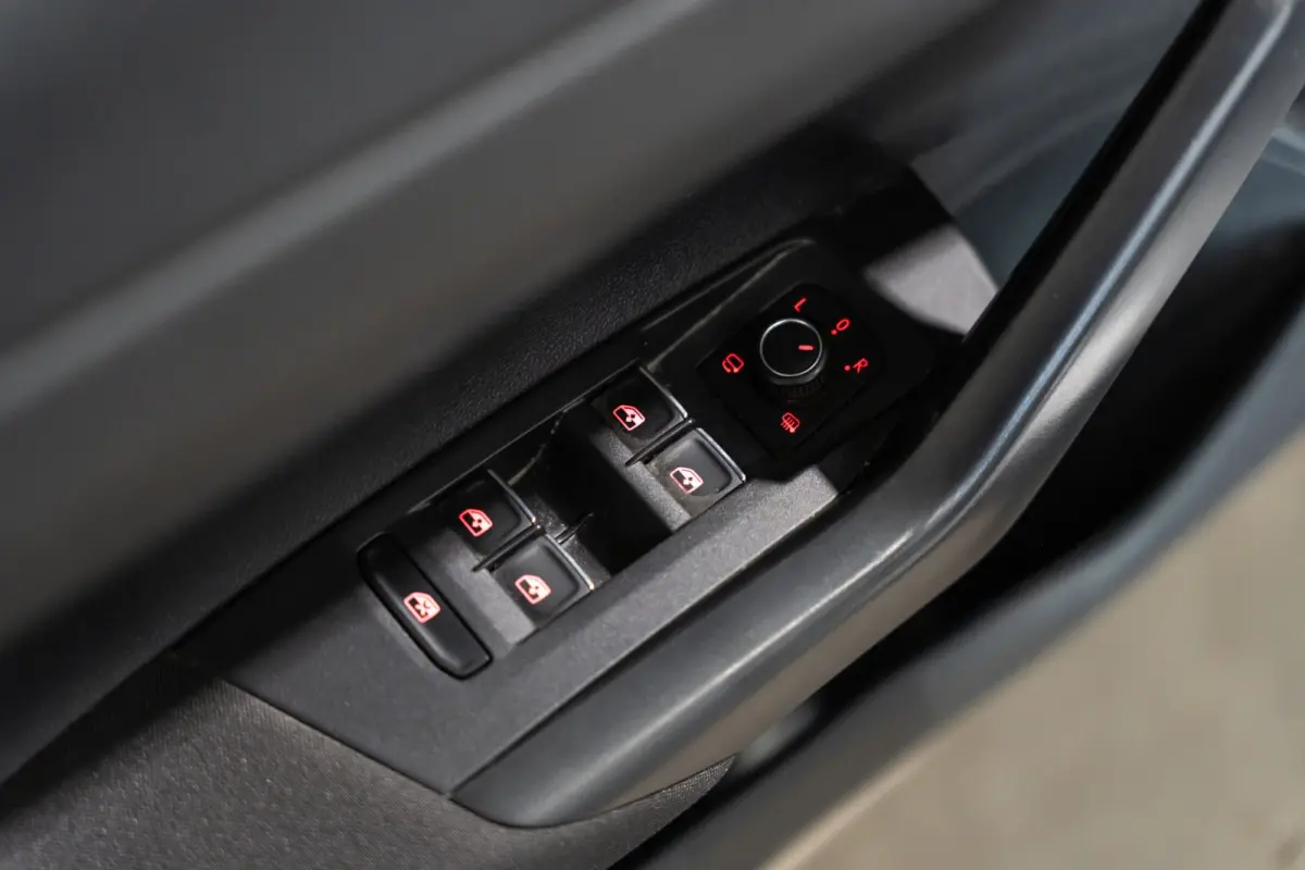1.0 TSI R-line DSG NAVI CAMERA CRUISE