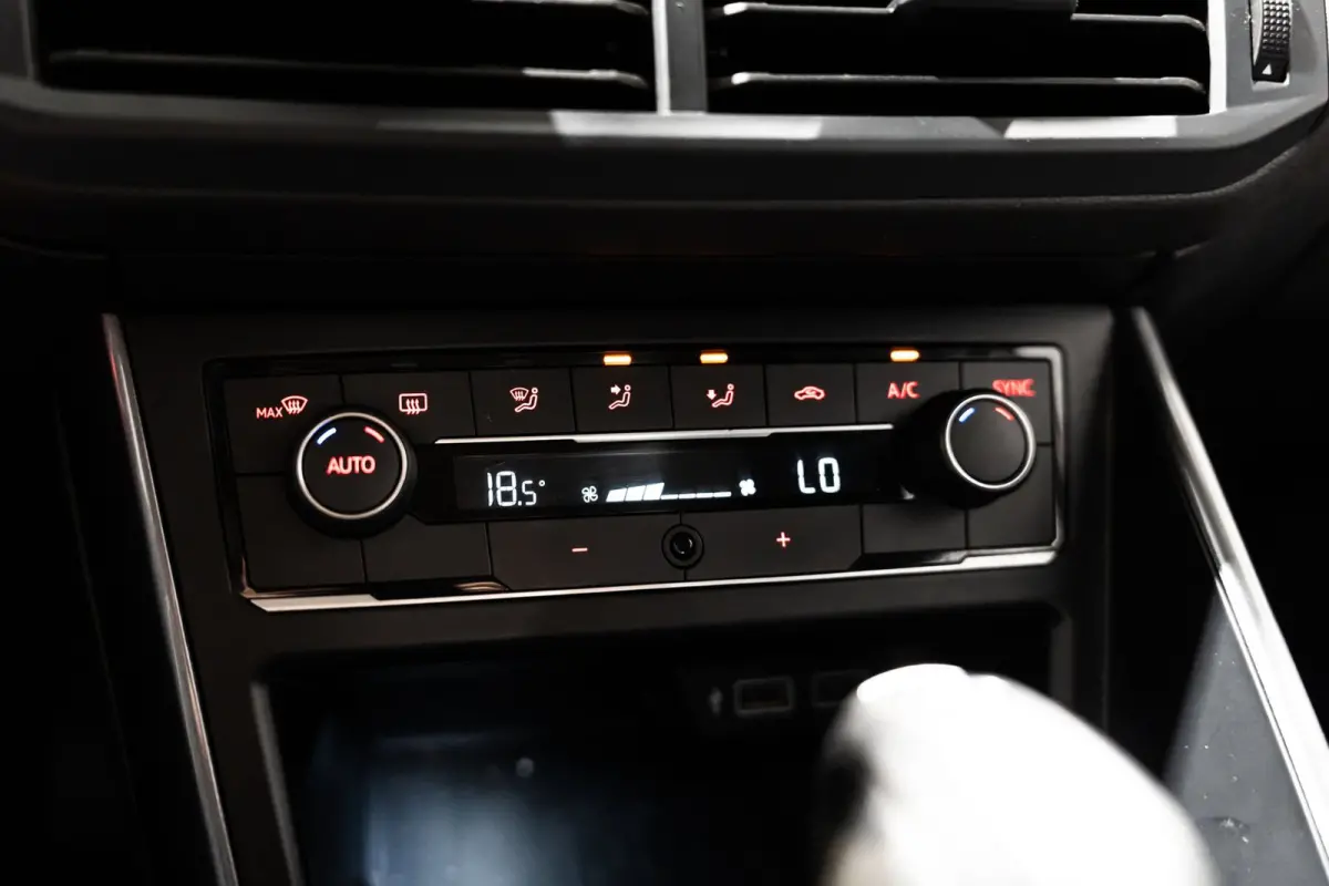 1.0 TSI R-line DSG NAVI CAMERA CRUISE