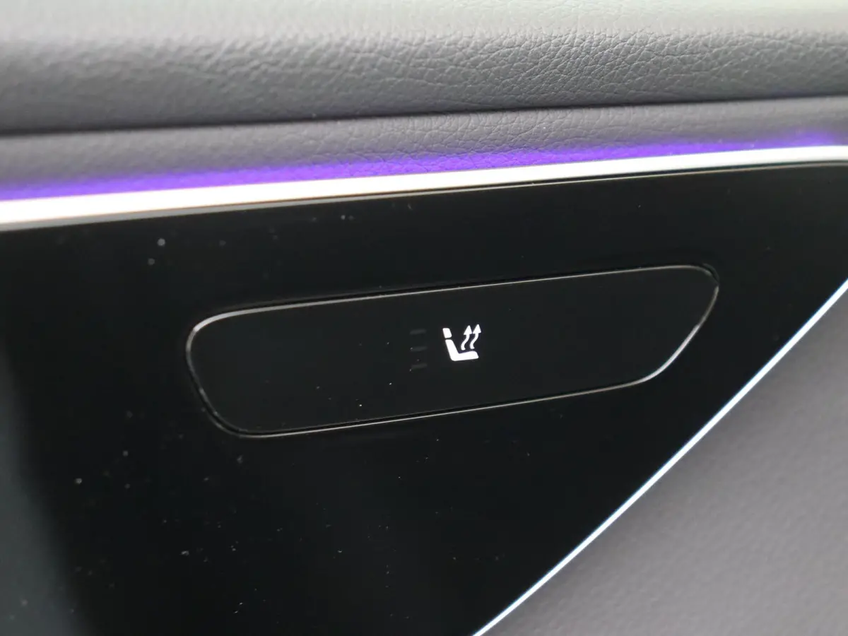 4MATIC Business Solution Luxury Carplay - Stoelverwarming - Achteruitrijcamera - 19 Inch - Elektrische Spiegels