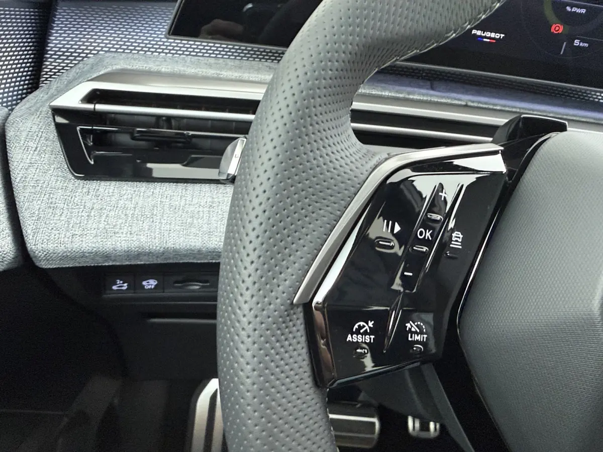 | Voorraad Voordeel € 6700 | GT Exclusive | Adaptieve cruise control met Stop&Go functie | Elektrische parkeerrem | Extra getinte achterste zijruiten en achterruit