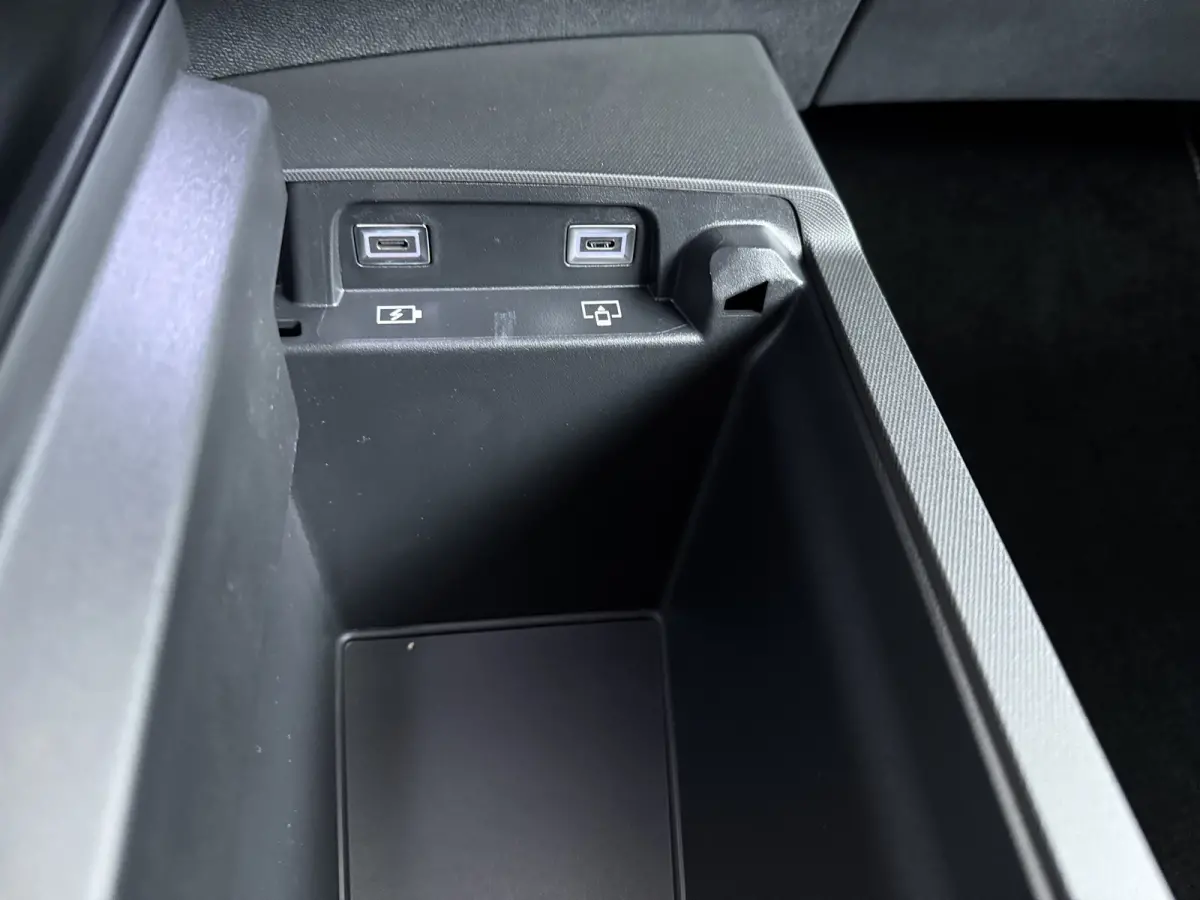 | Voorraad Voordeel € 6700 | GT Exclusive | Adaptieve cruise control met Stop&Go functie | Elektrische parkeerrem | Extra getinte achterste zijruiten en achterruit