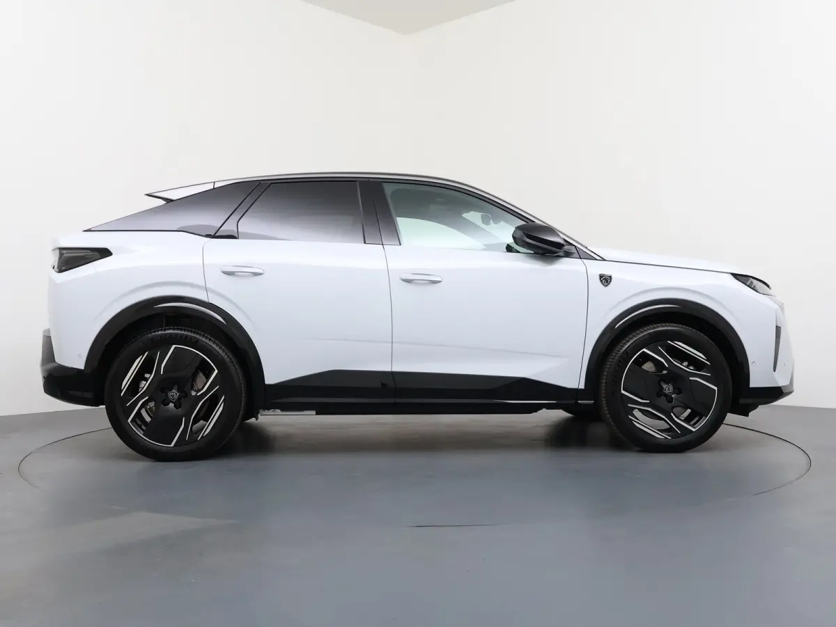 | Voorraad Voordeel € 6700 | GT Exclusive | Adaptieve cruise control met Stop&Go functie | Elektrische parkeerrem | Extra getinte achterste zijruiten en achterruit