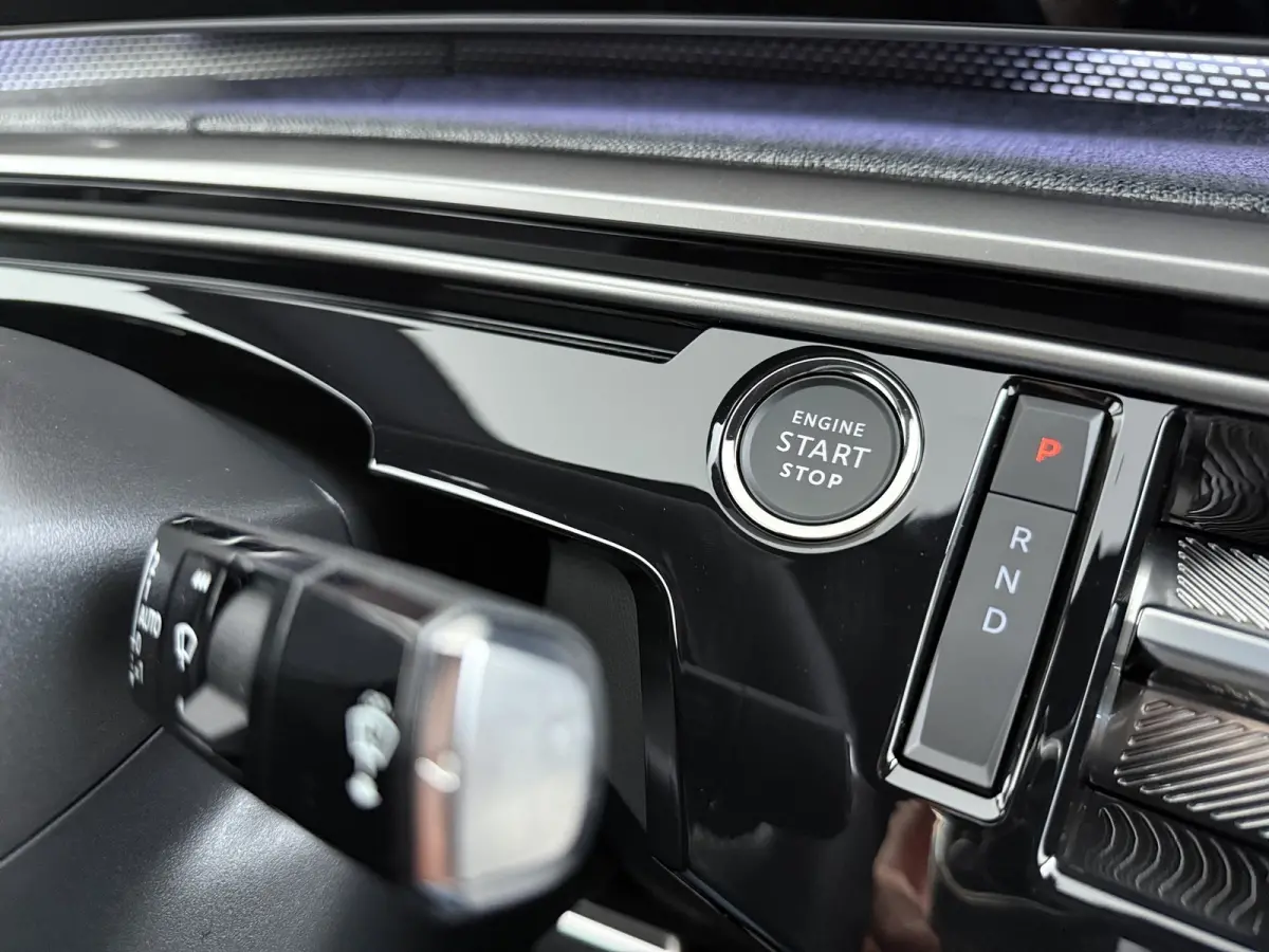 | Voorraad Voordeel € 6700 | GT Exclusive | Adaptieve cruise control met Stop&Go functie | Elektrische parkeerrem | Extra getinte achterste zijruiten en achterruit