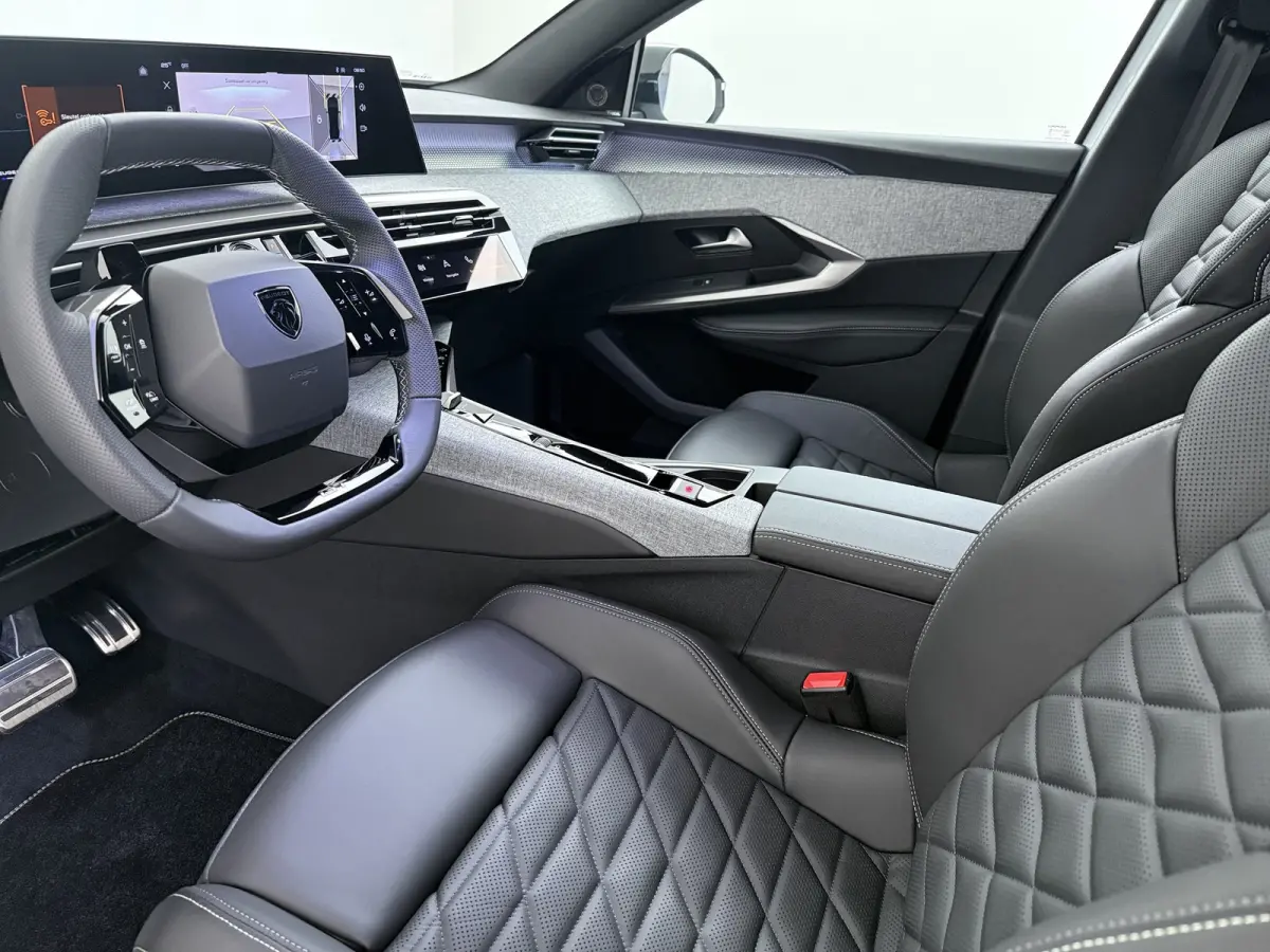 | Voorraad Voordeel € 6700 | GT Exclusive | Adaptieve cruise control met Stop&Go functie | Elektrische parkeerrem | Extra getinte achterste zijruiten en achterruit
