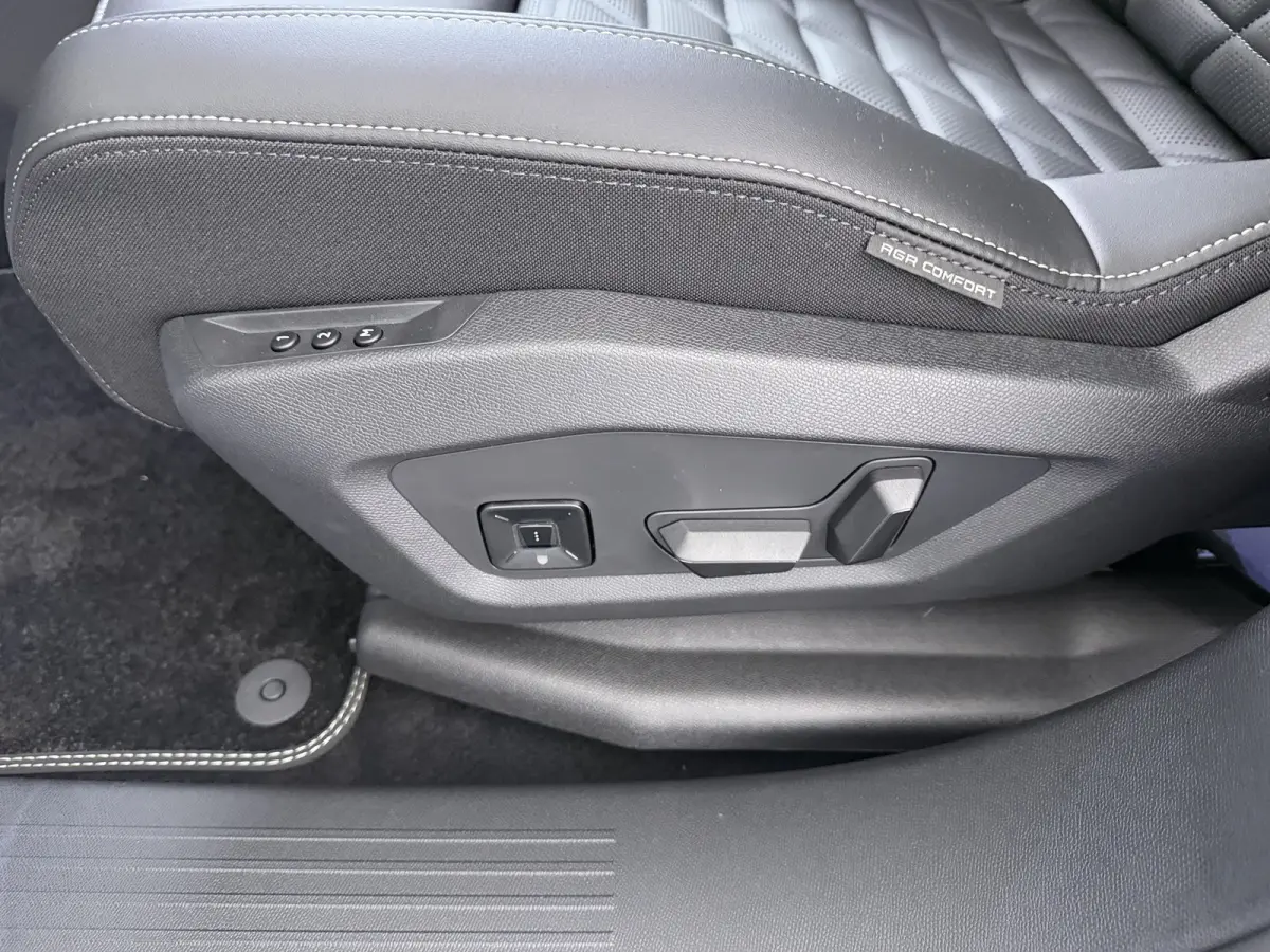| Voorraad Voordeel € 6700 | GT Exclusive | Adaptieve cruise control met Stop&Go functie | Elektrische parkeerrem | Extra getinte achterste zijruiten en achterruit