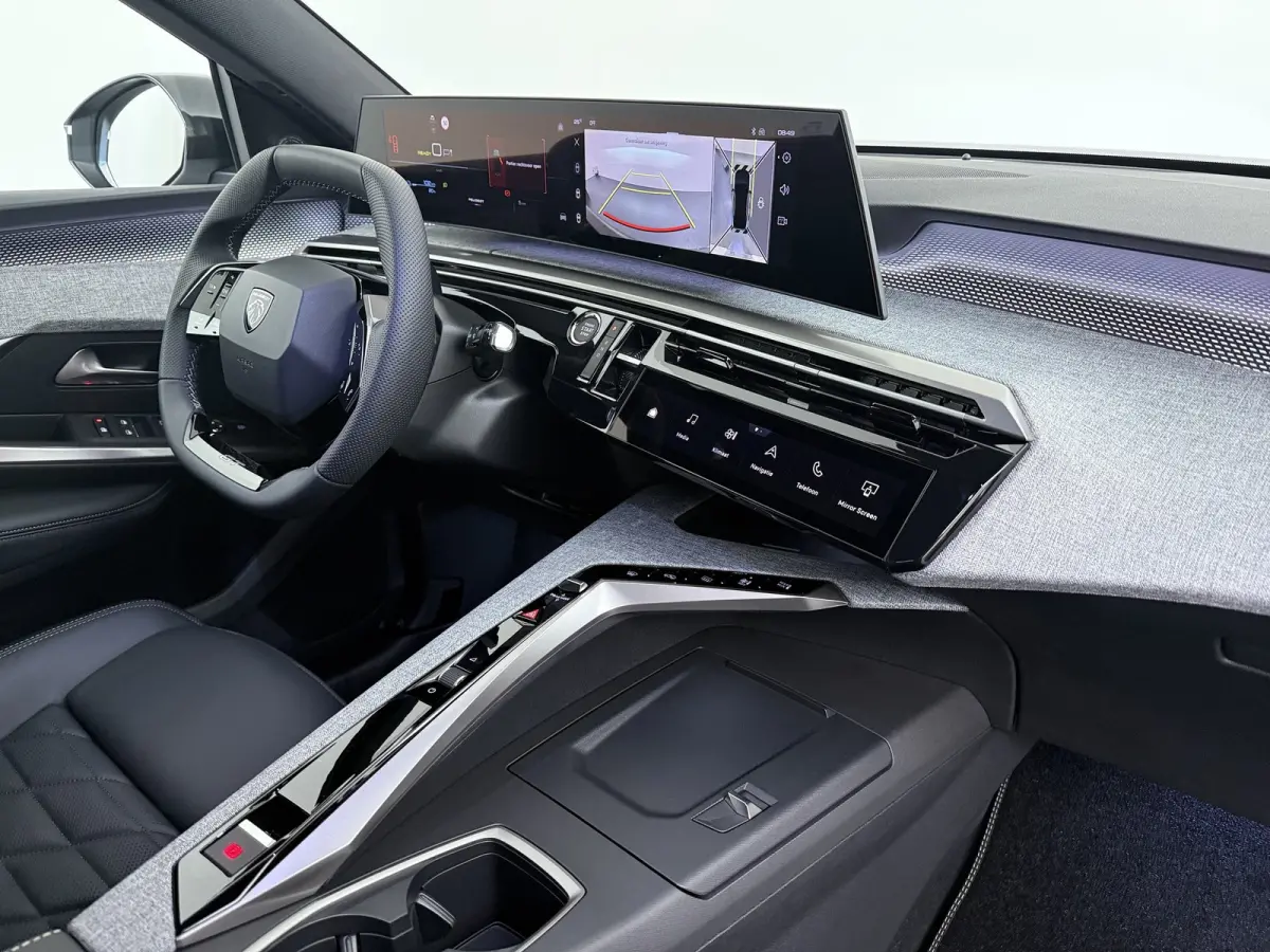| Voorraad Voordeel € 6700 | GT Exclusive | Adaptieve cruise control met Stop&Go functie | Elektrische parkeerrem | Extra getinte achterste zijruiten en achterruit