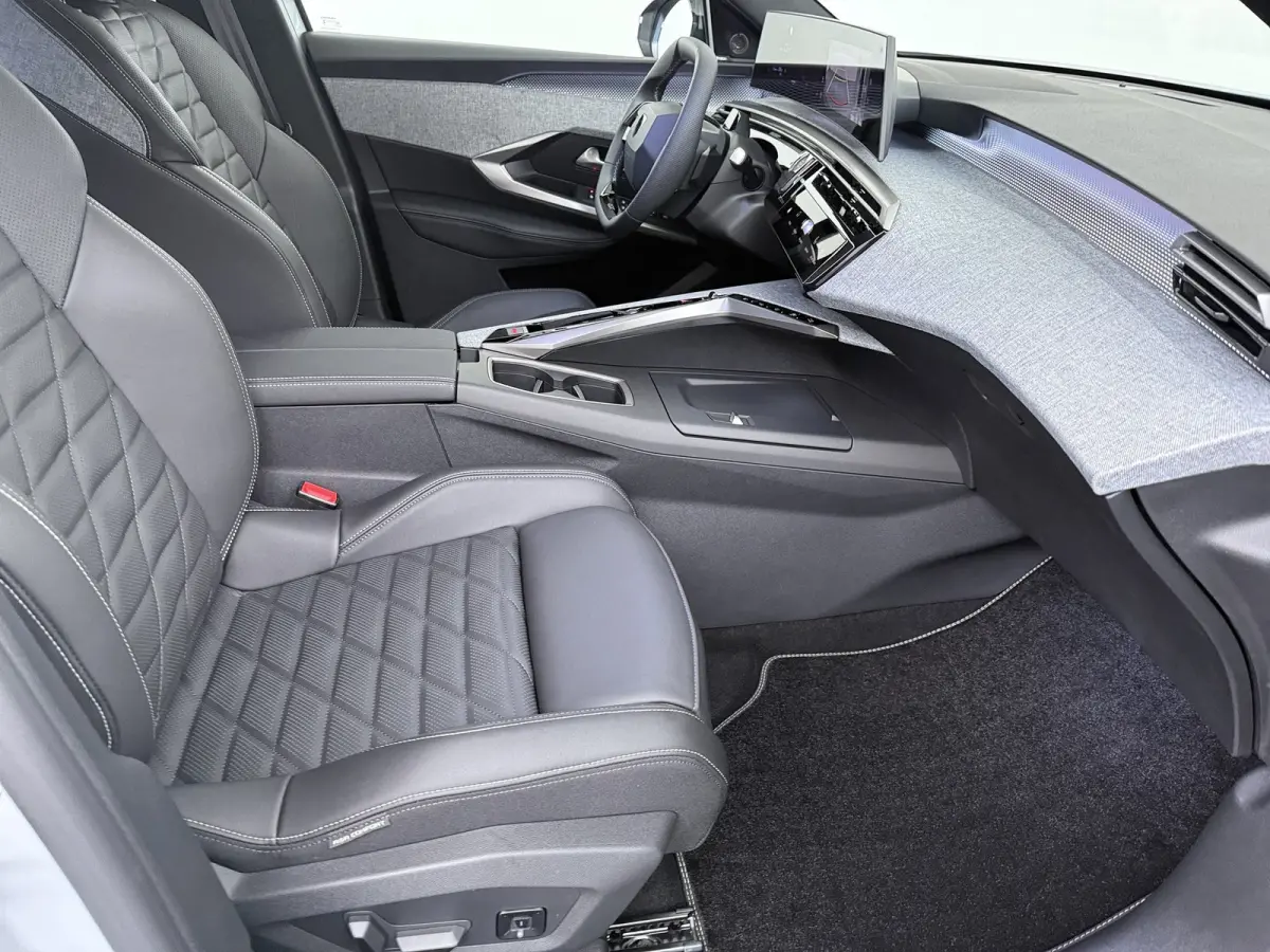 | Voorraad Voordeel € 6700 | GT Exclusive | Adaptieve cruise control met Stop&Go functie | Elektrische parkeerrem | Extra getinte achterste zijruiten en achterruit