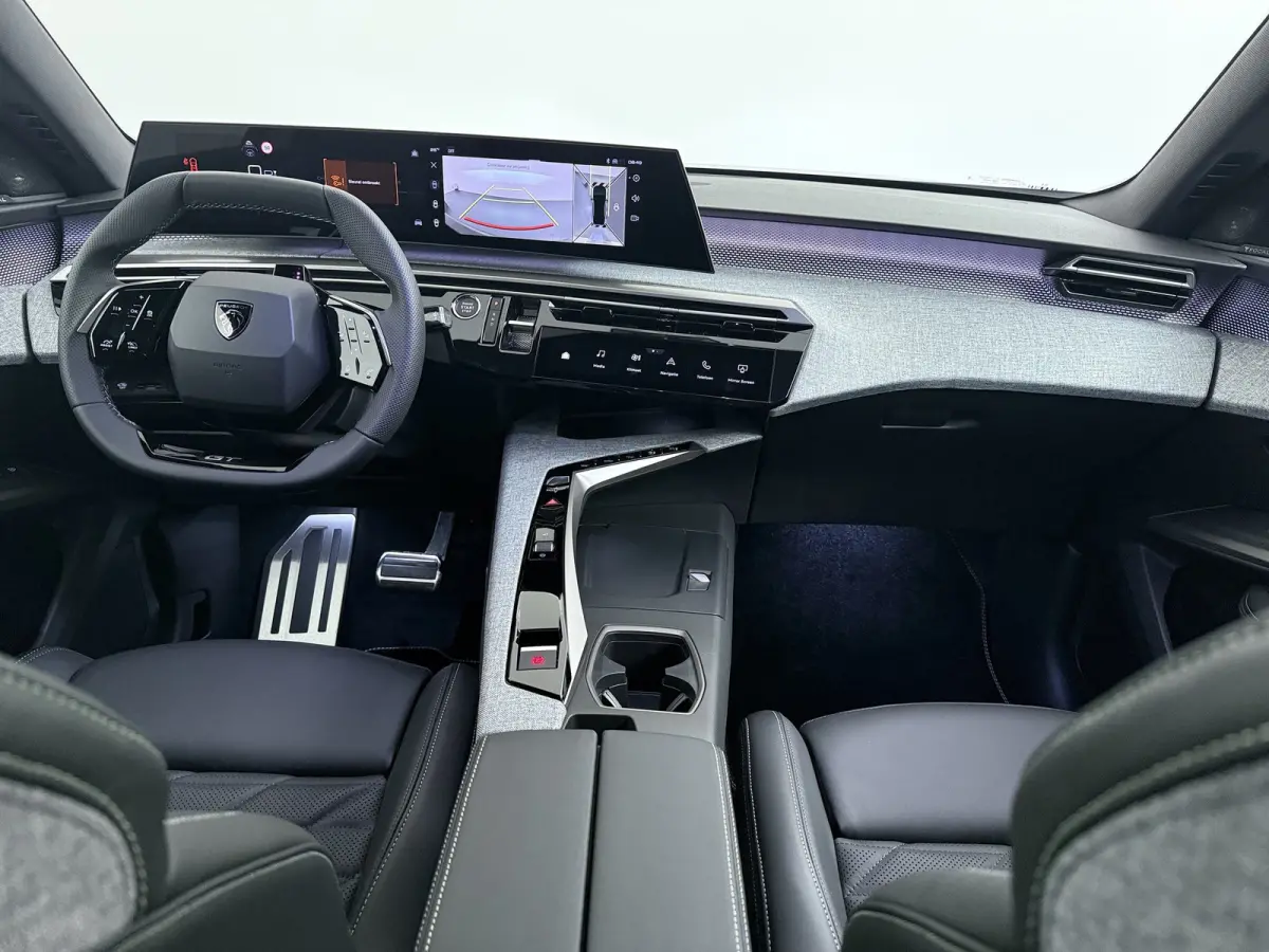 | Voorraad Voordeel € 6700 | GT Exclusive | Adaptieve cruise control met Stop&Go functie | Elektrische parkeerrem | Extra getinte achterste zijruiten en achterruit