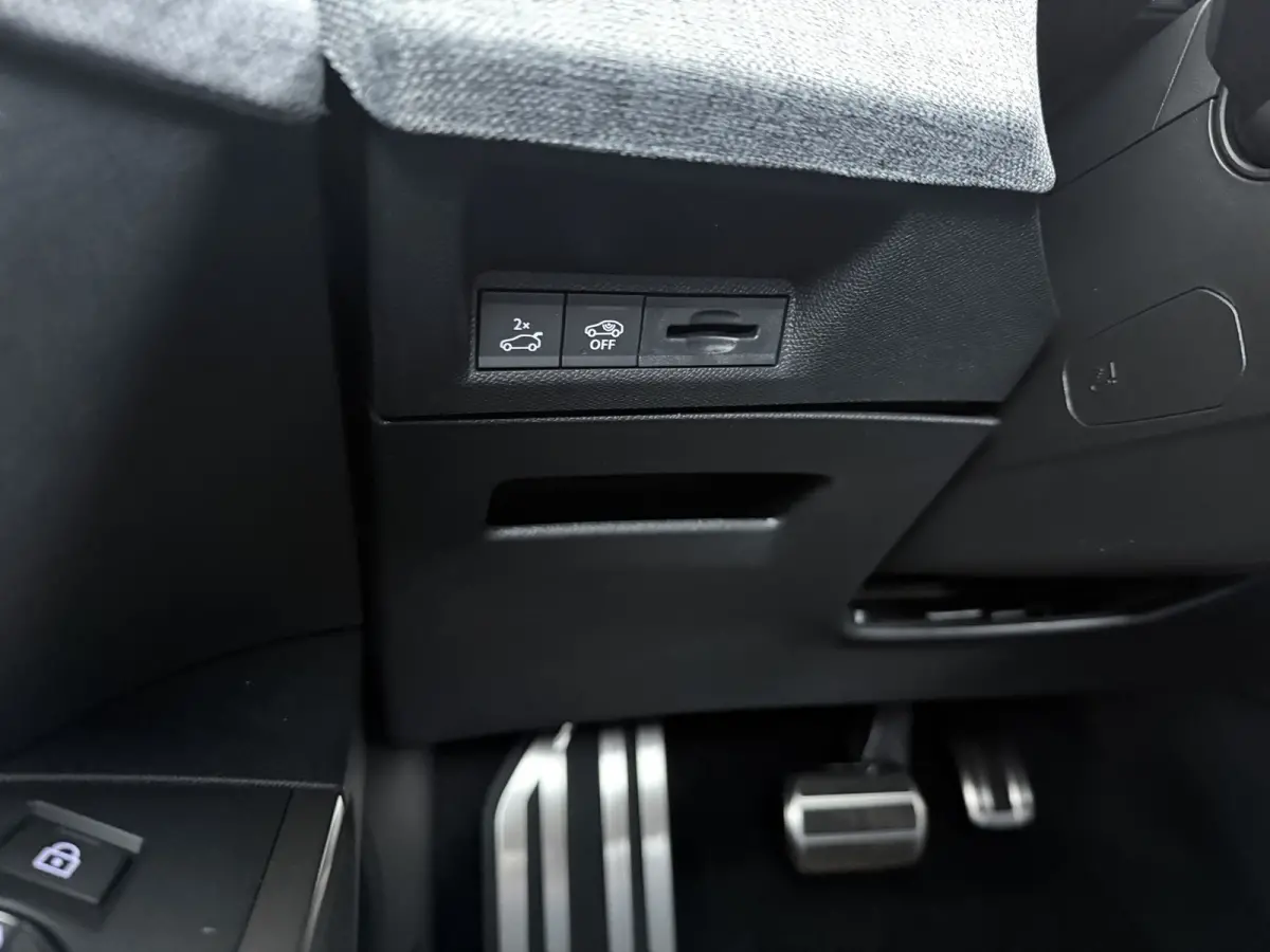 | Voorraad Voordeel € 6700 | GT Exclusive | Adaptieve cruise control met Stop&Go functie | Elektrische parkeerrem | Extra getinte achterste zijruiten en achterruit