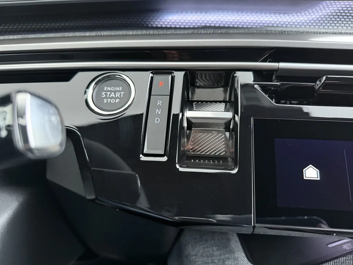| Voorraad Voordeel € 6700 | GT Exclusive | Adaptieve cruise control met Stop&Go functie | Elektrische parkeerrem | Extra getinte achterste zijruiten en achterruit
