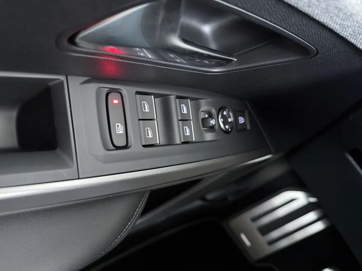 | Voorraad Voordeel € 6700 | GT Exclusive | Adaptieve cruise control met Stop&Go functie | Elektrische parkeerrem | Extra getinte achterste zijruiten en achterruit