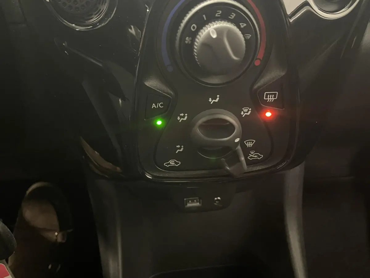 1.0 VTi Feel Airco Carplay Navigatie Achteruitrijcamera Techno Pack
