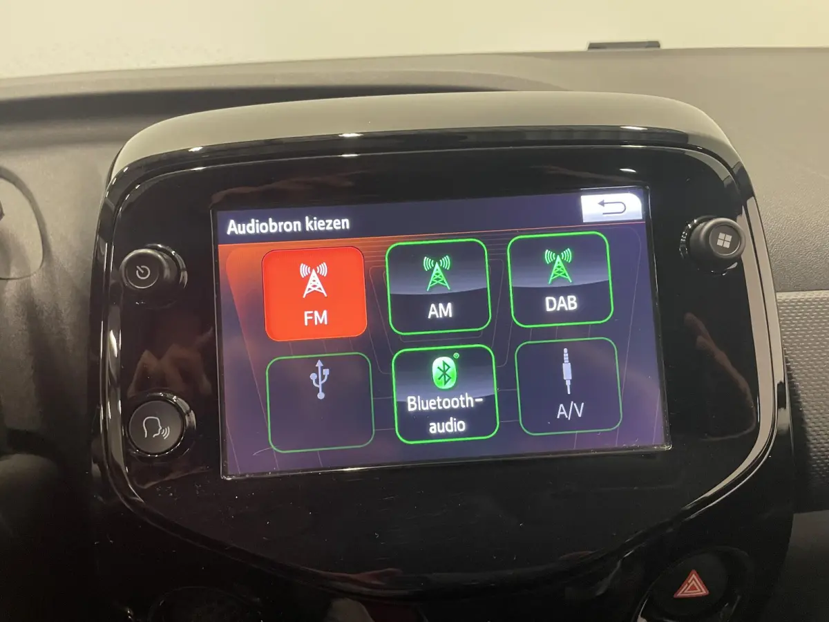 1.0 VTi Feel Airco Carplay Navigatie Achteruitrijcamera Techno Pack