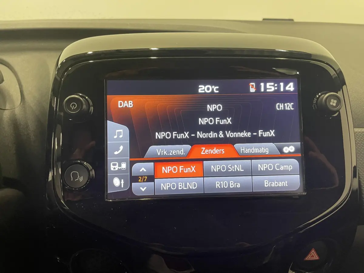1.0 VTi Feel Airco Carplay Navigatie Achteruitrijcamera Techno Pack