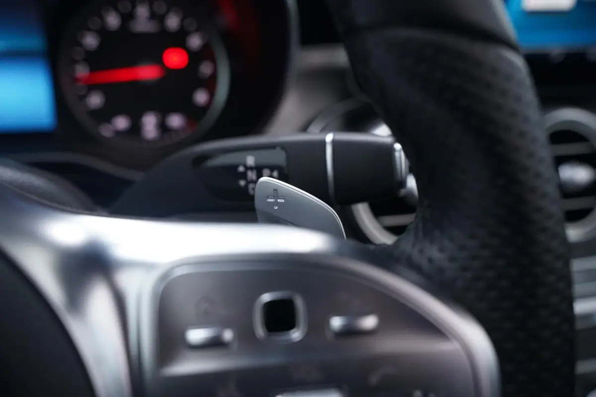180 AMG Line AMG Styling  Camera lederen-bekleding Apple Carplay digi-dashboard 18"-lmv spoorpakket windscherm nekwarmer keyless-start led-verlichting DAB-ontvangst PDC v+a cruise-controle