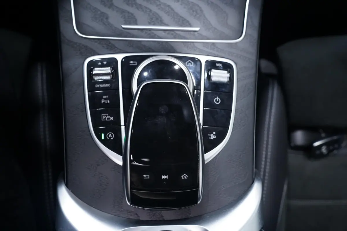 180 AMG Line AMG Styling  Camera lederen-bekleding Apple Carplay digi-dashboard 18"-lmv spoorpakket windscherm nekwarmer keyless-start led-verlichting DAB-ontvangst PDC v+a cruise-controle