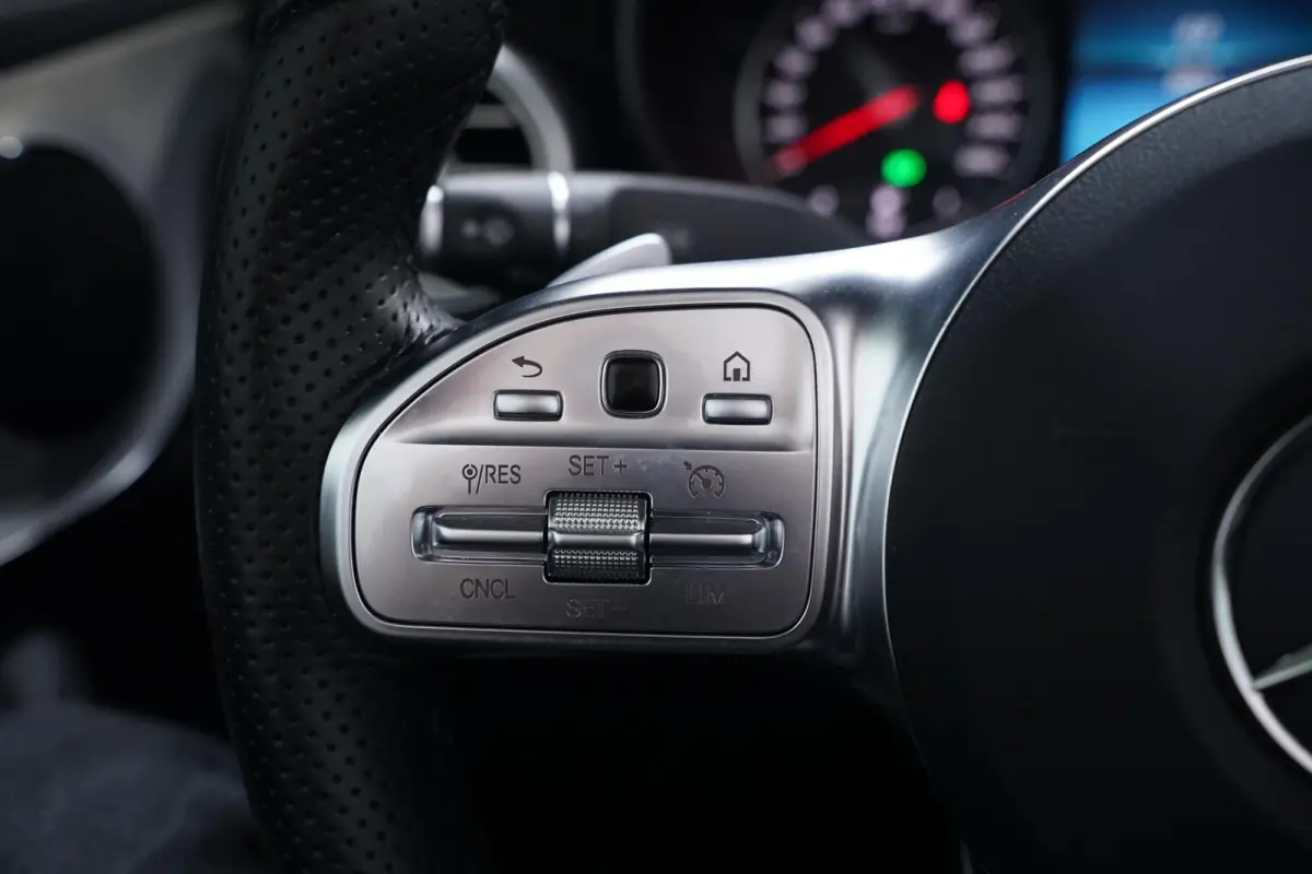 180 AMG Line AMG Styling  Camera lederen-bekleding Apple Carplay digi-dashboard 18"-lmv spoorpakket windscherm nekwarmer keyless-start led-verlichting DAB-ontvangst PDC v+a cruise-controle
