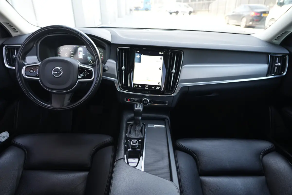 2.0 T5 Momentum 255pk Panoramdak/Trekhaak/Navigatie