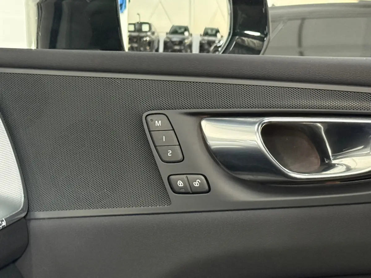 2.0 T6 Plug-in hybrid AWD Plus Bright*360 Camera*stoelverwarming*Pano*BOMVOL*