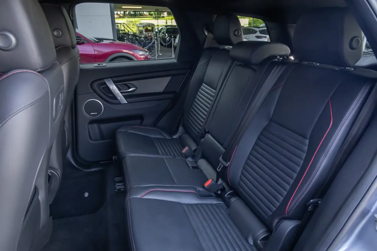 P300e 1.5 R-Dynamic SE | Trekhaak | Meridian audio | Camera | Cruise adaptief | Leder | Elec.stoel geheugen | Dodehoek detectie | Voorstoelen verwarmd | Apple Carplay/Android Auto | Achterui