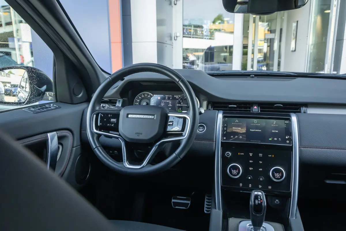 P300e 1.5 R-Dynamic SE | Trekhaak | Meridian audio | Camera | Cruise adaptief | Leder | Elec.stoel geheugen | Dodehoek detectie | Voorstoelen verwarmd | Apple Carplay/Android Auto | Achterui