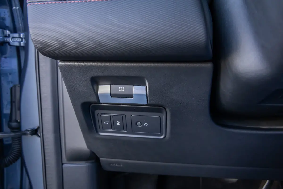 P300e 1.5 R-Dynamic SE | Trekhaak | Meridian audio | Camera | Cruise adaptief | Leder | Elec.stoel geheugen | Dodehoek detectie | Voorstoelen verwarmd | Apple Carplay/Android Auto | Achterui