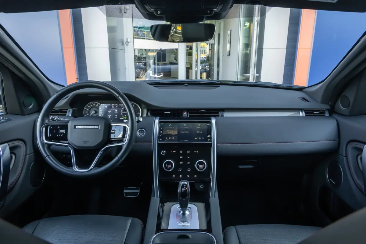 P300e 1.5 R-Dynamic SE | Trekhaak | Meridian audio | Camera | Cruise adaptief | Leder | Elec.stoel geheugen | Dodehoek detectie | Voorstoelen verwarmd | Apple Carplay/Android Auto | Achterui