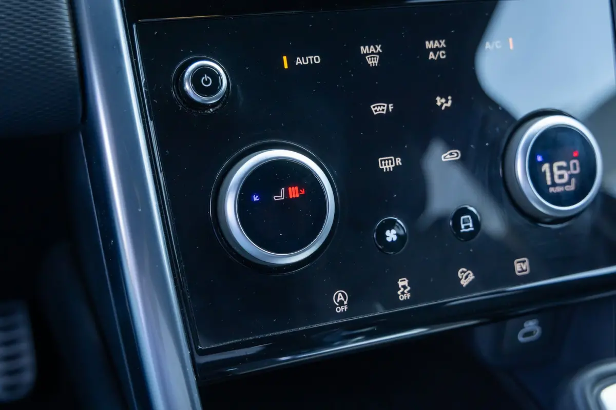 P300e 1.5 R-Dynamic SE | Trekhaak | Meridian audio | Camera | Cruise adaptief | Leder | Elec.stoel geheugen | Dodehoek detectie | Voorstoelen verwarmd | Apple Carplay/Android Auto | Achterui